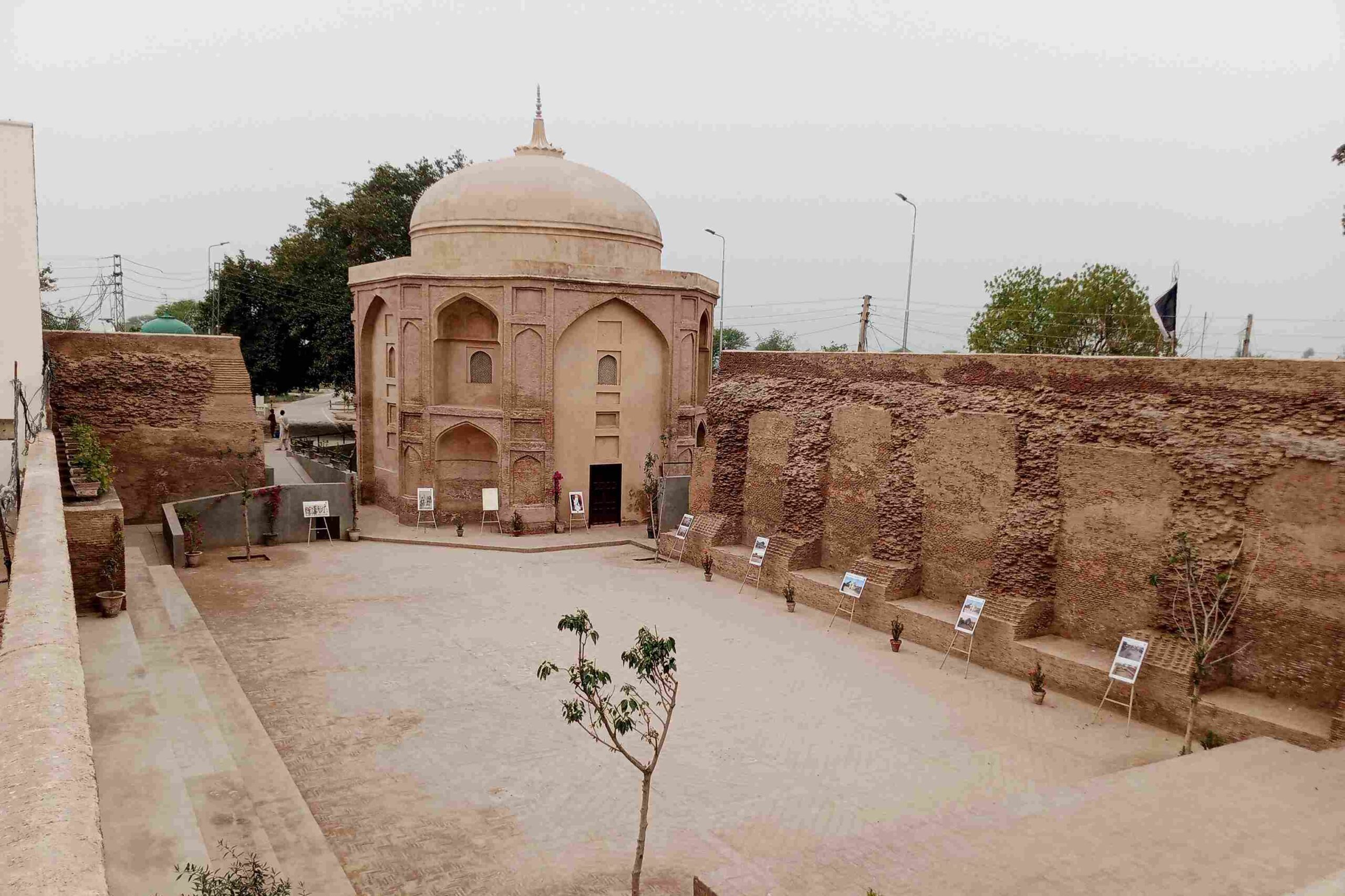 Chakar e Azam Tomb & Satghara Fort